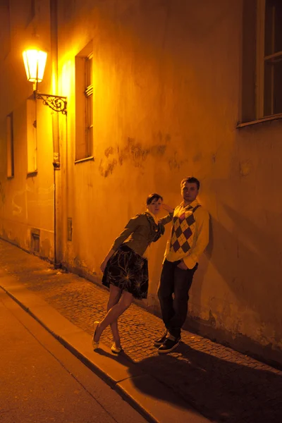 Jeune couple dans les rues de Prague vie nocturne — Photo