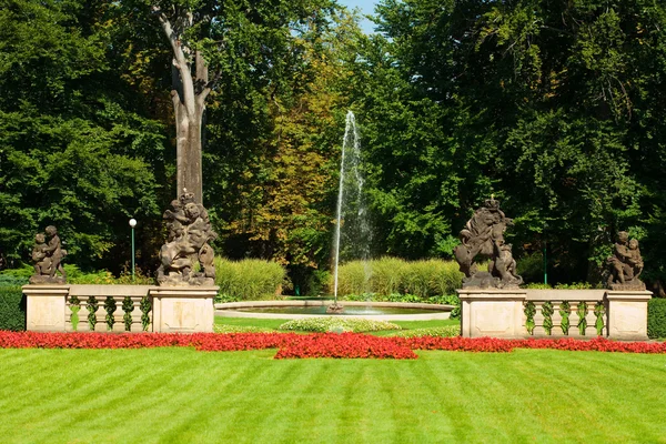 公园里绿草的背景上的喷泉 — 图库照片
