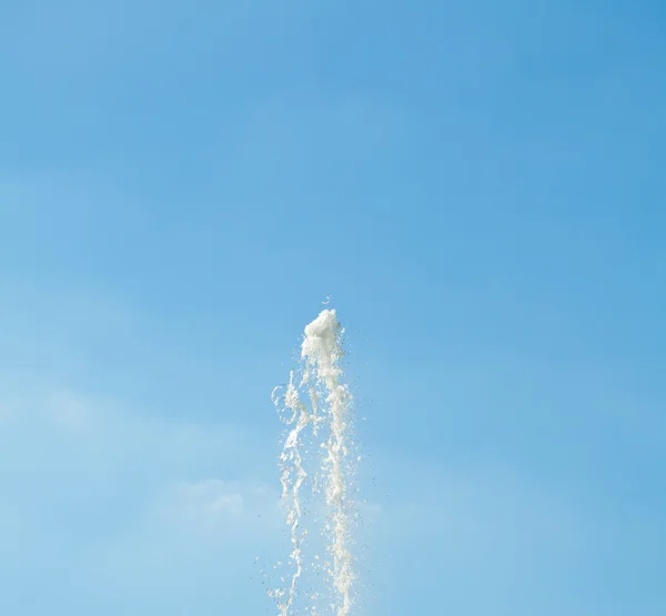 Jet of water against the blue sky — Stock Photo, Image