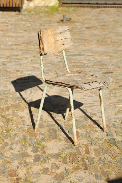 Vecchia sedia in piedi sul marciapiede — Foto Stock