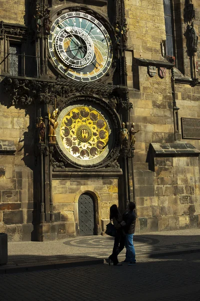 Prag astronomik saat arka plan üzerine Genç Çift — Stok fotoğraf