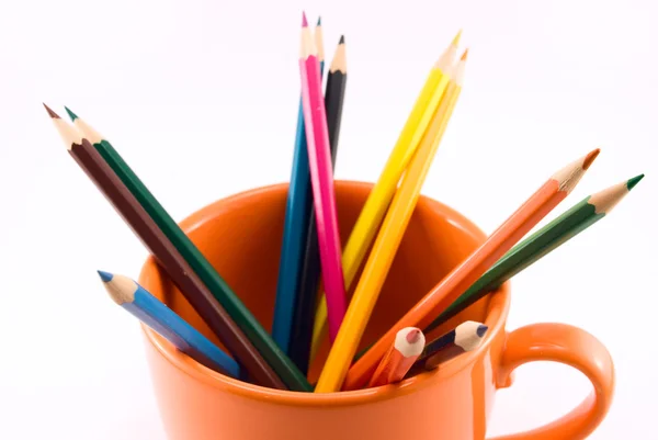 Χρωματιστά μολύβια σε ένα φλιτζάνι απομονωθεί σε λευκό — Φωτογραφία Αρχείου