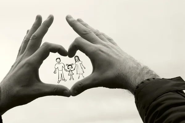 空に対する男性の手の中に家族 — ストック写真