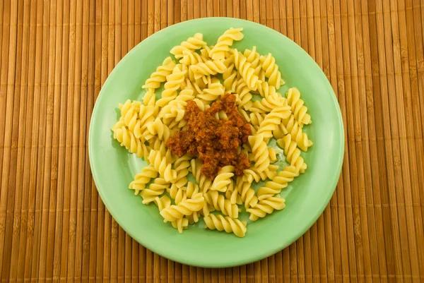 Тарелка пасты и соуса на тарелке — стоковое фото