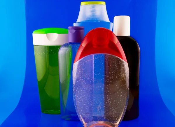 Cosmetische containers op een blauwe achtergrond — Stockfoto