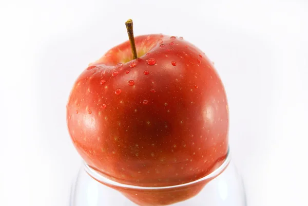 Apfel im Glas isoliert auf weiß — Stockfoto