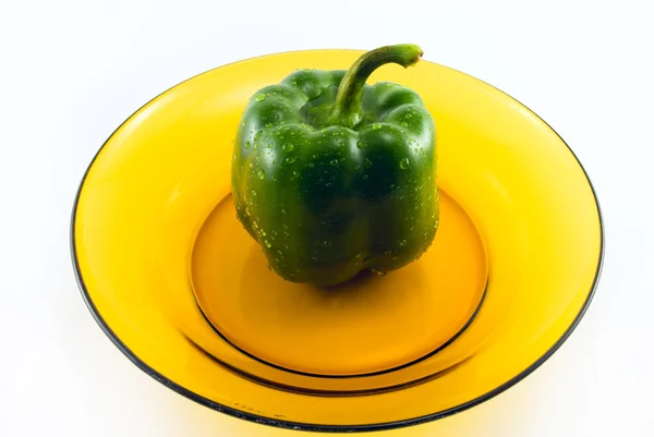 Zelený pepř na izolované na bílém talíři — Stock fotografie