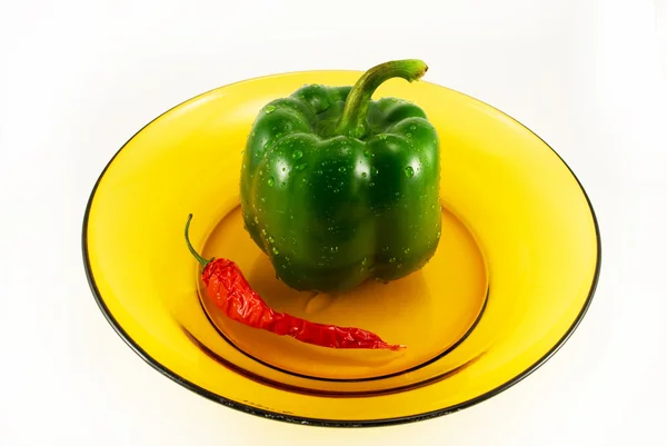 Zelený pepř na izolované na bílém talíři — Stock fotografie
