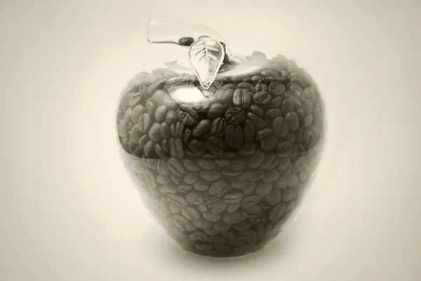 Стеклянное яблоко с зернами кофе — стоковое фото
