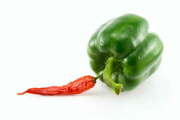 Zelený pepř a chilli izolované na bílém — Stock fotografie