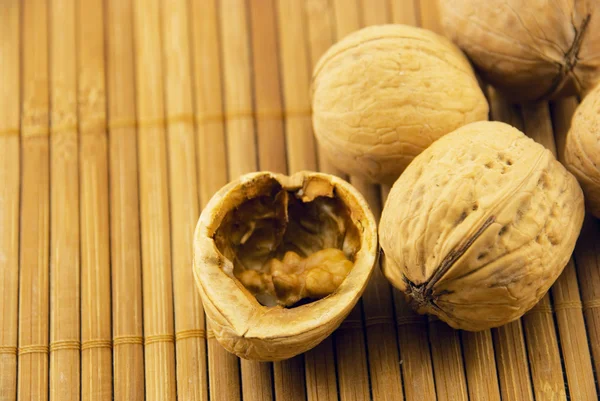 Vlašské ořechy na bambusové rohoži — Stock fotografie
