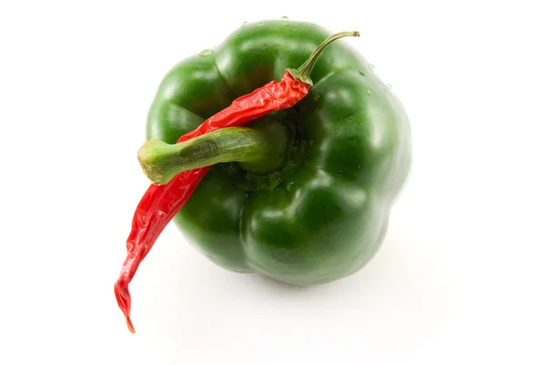 Πράσινο πιπέρι και τσίλι πιπέρι που απομονώνονται σε λευκό — Φωτογραφία Αρχείου