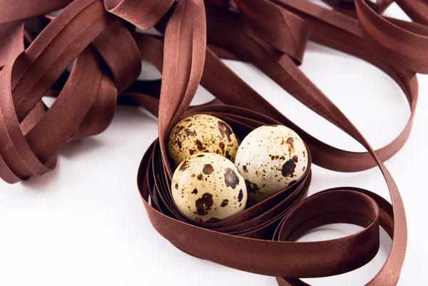 Huevos de codorniz y cinta aislados en blanco —  Fotos de Stock