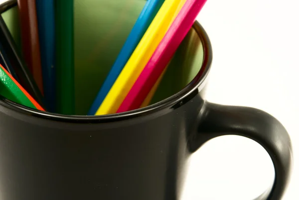Κύπελλο με χρωματιστά μολύβια απομονώνονται σε λευκό — Φωτογραφία Αρχείου