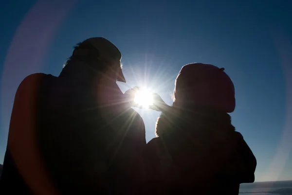 男人和一个女人抱着一个太阳 — 图库照片