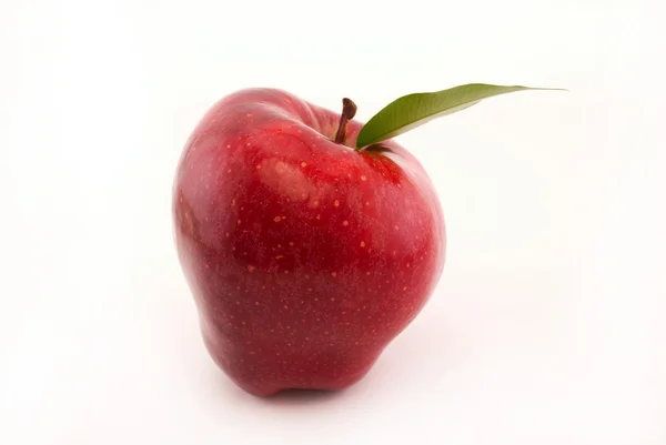 Czerwone jabłko z zielonym liściem izolowane na białym — Zdjęcie stockowe