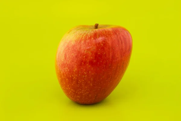 Яблоко на зеленом фоне — стоковое фото