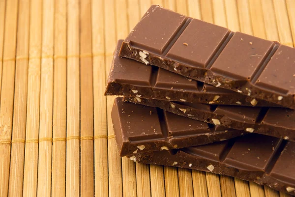 竹マットのチョコレート ・ バー — ストック写真
