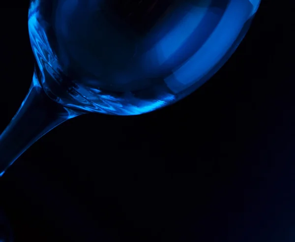Copa de vino conceptualmente iluminada sobre un fondo negro — Foto de Stock