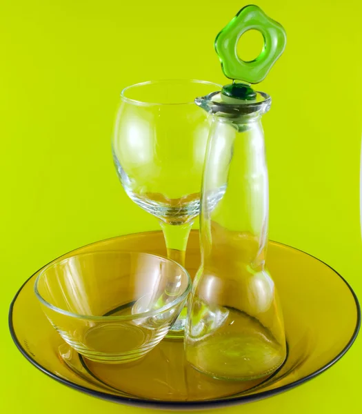 Garrafa de vidro em um fundo colorido — Fotografia de Stock