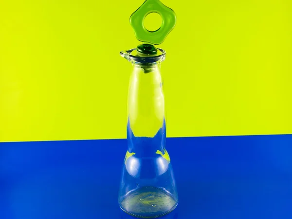 Skleněná láhev na barevné pozadí — Stock fotografie