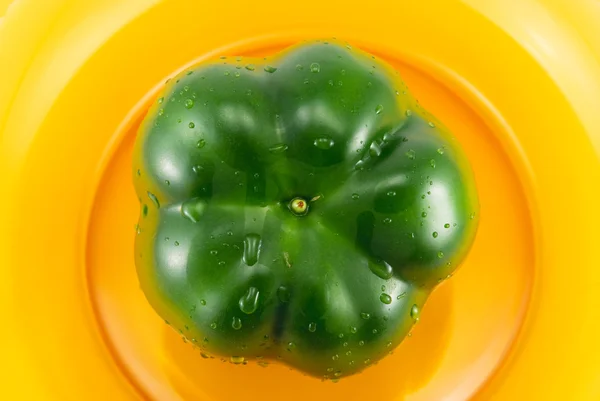Grüne Paprika auf einem Glasteller — Stockfoto