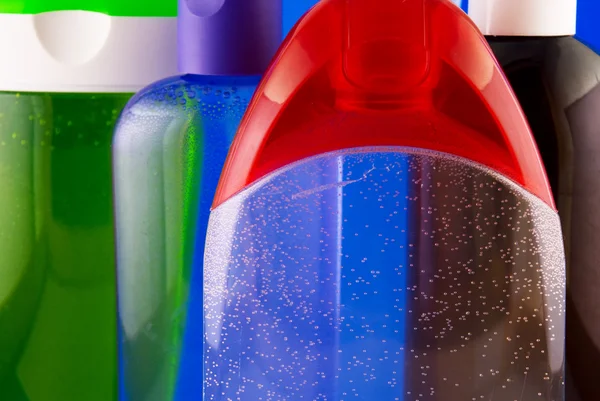 Recipientes cosméticos em um fundo colorido — Fotografia de Stock