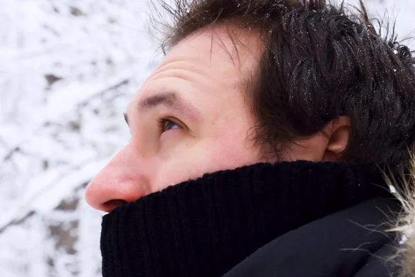 Портрет человека в зимнем лесу — стоковое фото