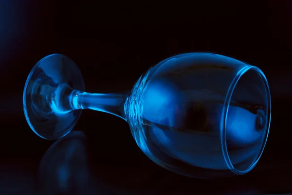 Copa de vino conceptualmente iluminada sobre un fondo negro — Foto de Stock