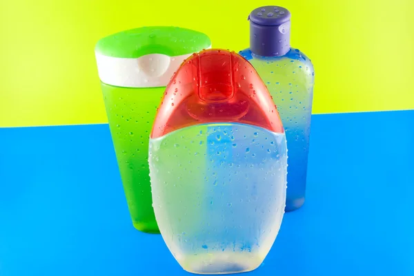 Recipientes cosméticos em um fundo colorido — Fotografia de Stock