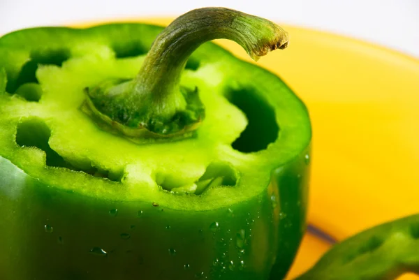 Groene peper op een plaat geïsoleerd op wit — Stockfoto