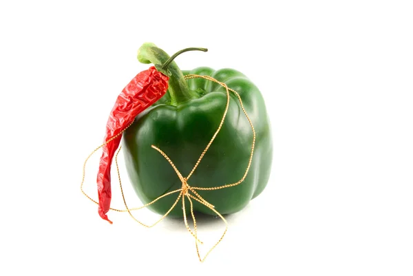 Zelený pepř a chilli izolované na bílém — Stock fotografie