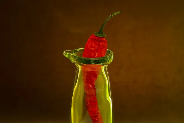 Chili pepper ve skleněné láhvi — Stock fotografie