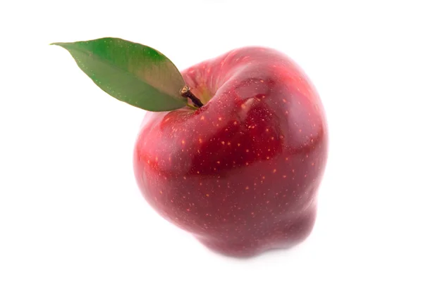 白い葉に緑の葉が孤立した赤いリンゴ — ストック写真