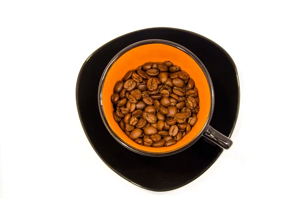 Taza con granos de café aislados en blanco —  Fotos de Stock