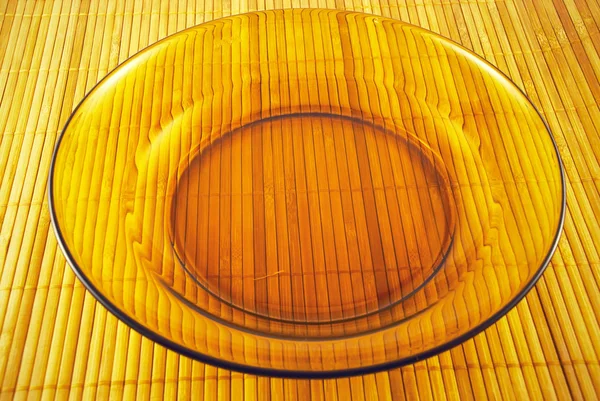 Glasplatte auf einer Bambusmatte — Stockfoto