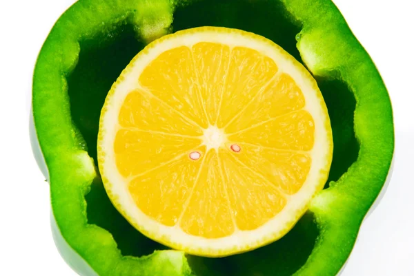 Zelený pepř a citrónovou izolovaných na bílém — Stock fotografie