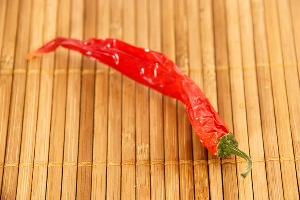 Chili pepper na bambusové rohoži — Stock fotografie