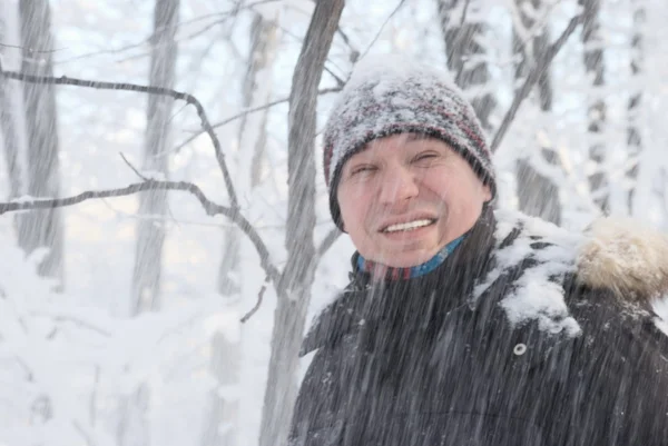 Портрет человека в зимнем лесу — стоковое фото