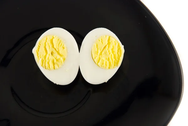 Kwartel ei op een plaat geïsoleerd op wit — Stockfoto