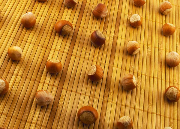 Avellanas en una estera de bambú —  Fotos de Stock