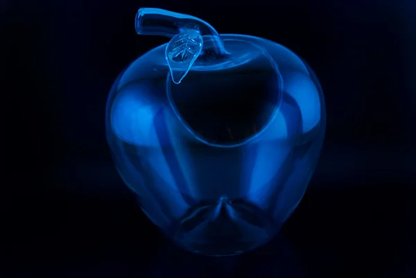 Konzeptionell beleuchteter Glasapfel auf schwarzem Hintergrund — Stockfoto