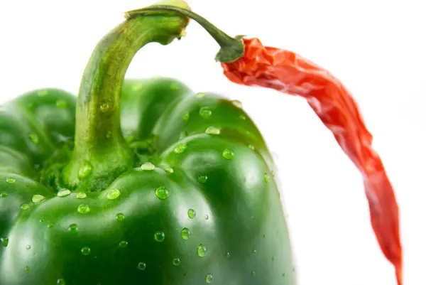 Groene peper en chili peper op witte geïsoleerd — Stockfoto