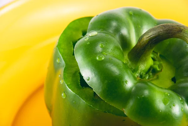 Grön peppar på en tallrik som isolerad på vit — Stockfoto