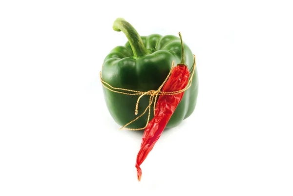 Grön paprika och chilipeppar isolerad på vit — Stockfoto