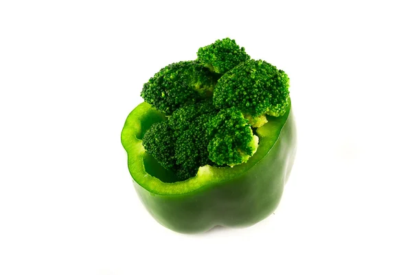 Grüner Pfeffer und Brokkoli isoliert auf weißem Papier — Stockfoto