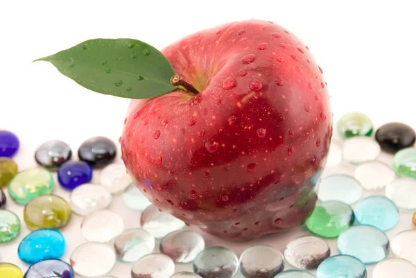 Pomme rouge et décoration artificielle isolée sur blanc — Photo