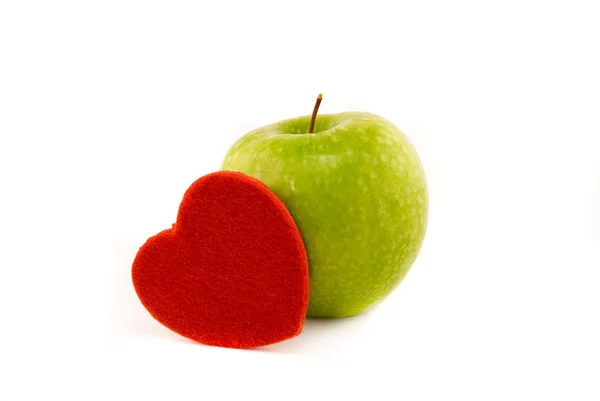 Яблоко и сердце изолированы на белом — стоковое фото