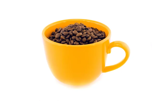Чашка с кофейными зёрнами изолированы на белом — стоковое фото