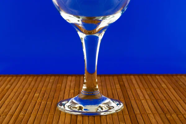 Conceptueel verlichte glas wijn op een veelkleurige achtergrond — Stockfoto